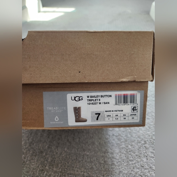 SOLD UGG women's Bailey Button Triplet II Boot Sand SIZE 7 - Picture 13 of 14